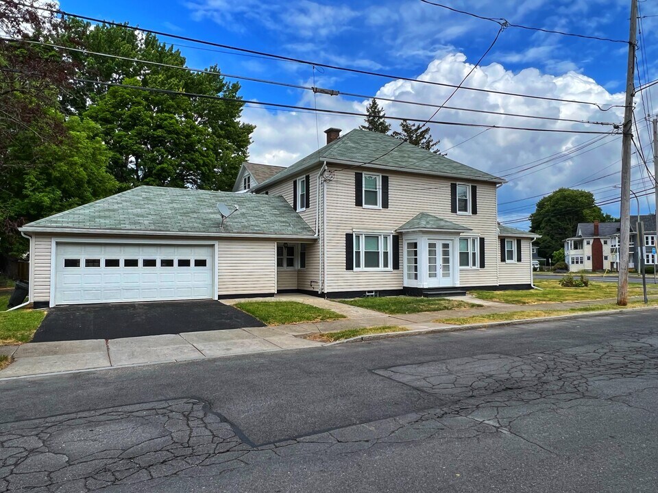 2001 James St in Syracuse, NY - Foto de edificio