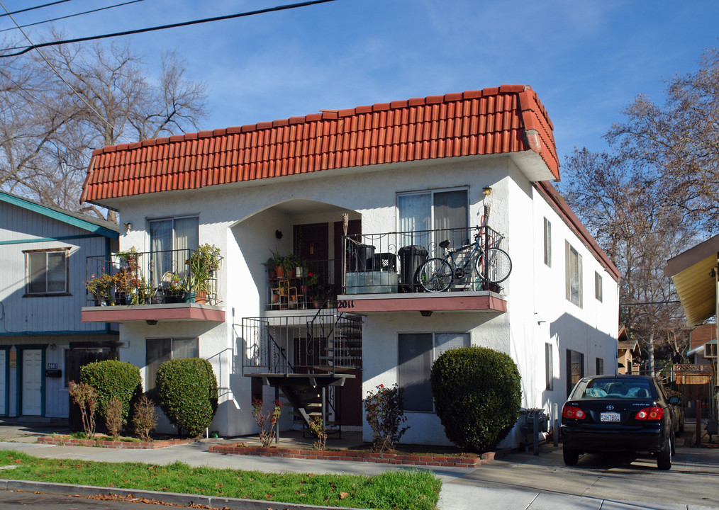 2011 Yale St in Sacramento, CA - Foto de edificio