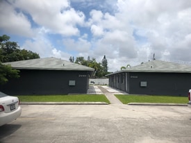 2440-2442 Jackson St in Hollywood, FL - Building Photo