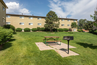 Sienna Place in Colorado Springs, CO - Foto de edificio - Building Photo