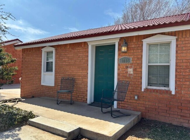 1015 NE Mustang Dr in Andrews, TX - Foto de edificio - Building Photo