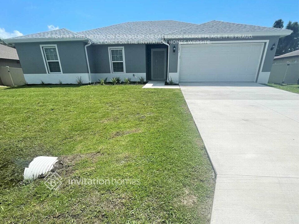 3082 Newburgh St in Port Charlotte, FL - Building Photo