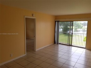 8560 N Sherman Cir in Miramar, FL - Building Photo - Building Photo