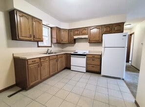 108 Center Street Ct, Unit Apt in Decorah, IA - Foto de edificio - Building Photo