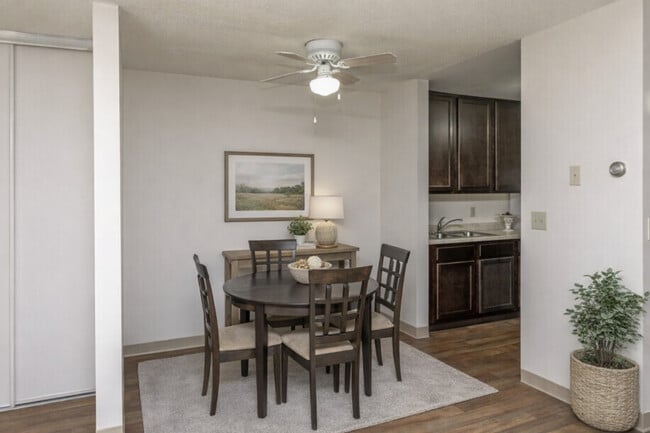 Hampden Square Apts and Townhomes in St. Paul, MN - Foto de edificio - Building Photo