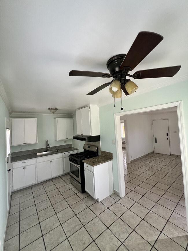 218 N Florence St, Unit 218 in Burbank, CA - Foto de edificio - Building Photo