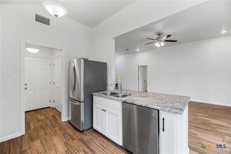 230 Plum St in Luling, TX - Building Photo - Building Photo