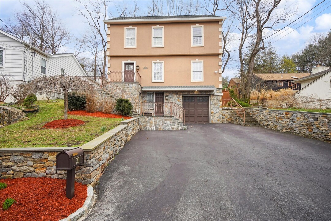 31 Reservoir Rd in White Plains, NY - Building Photo