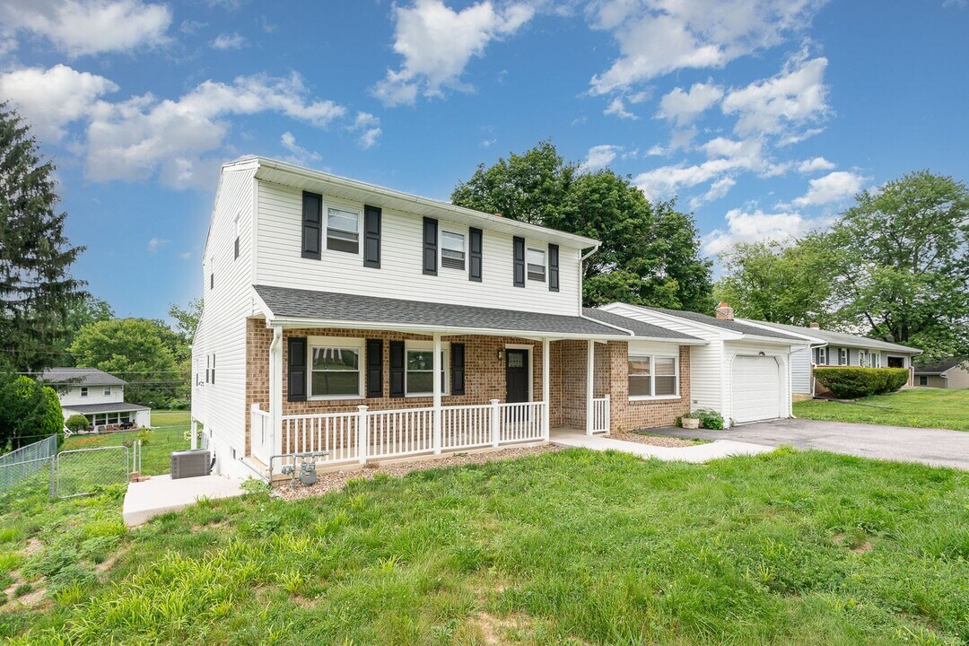 5015 Lenker St in Mechanicsburg, PA - Building Photo