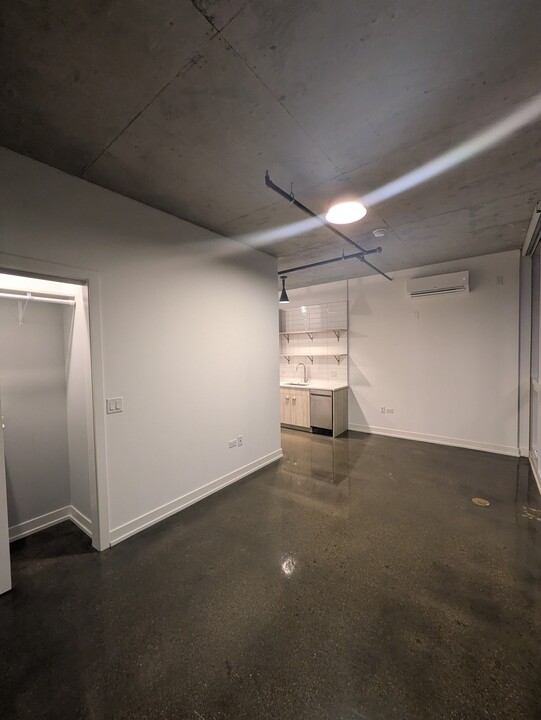 26 W Chestnut St, Unit 607 in Chicago, IL - Building Photo