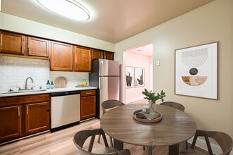 Poplar Glen in Columbia, MD - Building Photo - Interior Photo