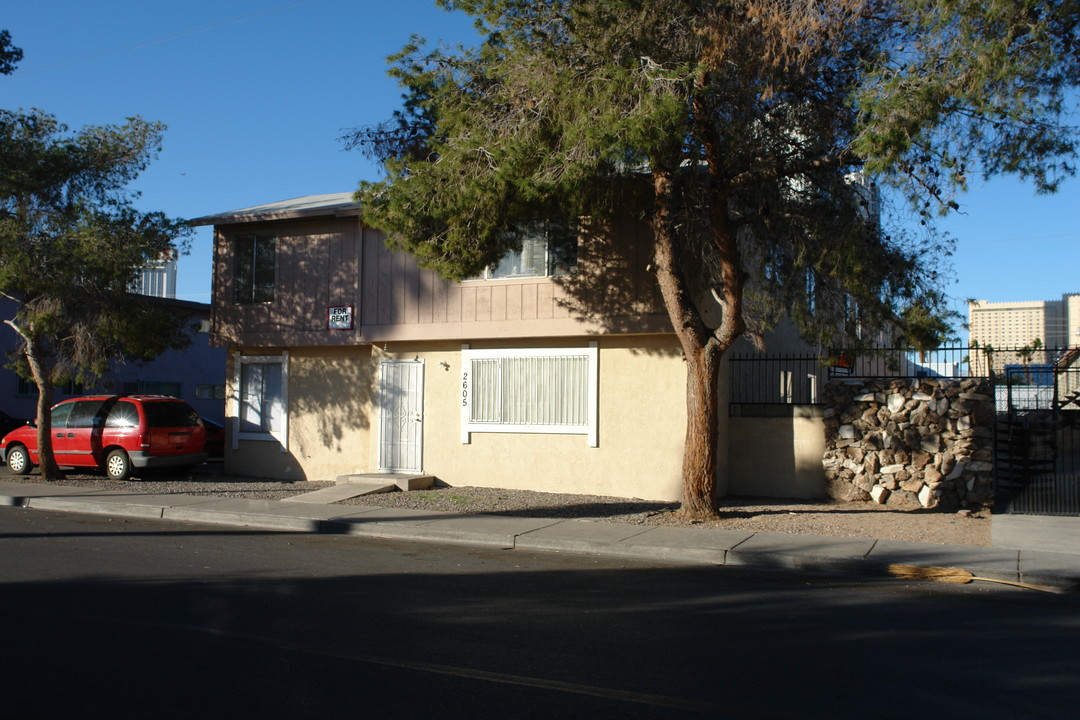 2605 Sherwood St in Las Vegas, NV - Building Photo