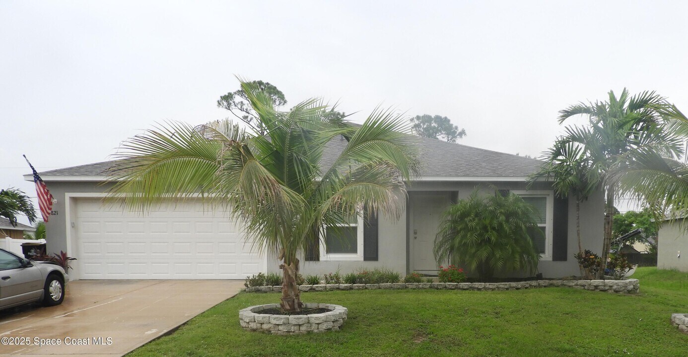 821 Avalon St SE in Palm Bay, FL - Building Photo