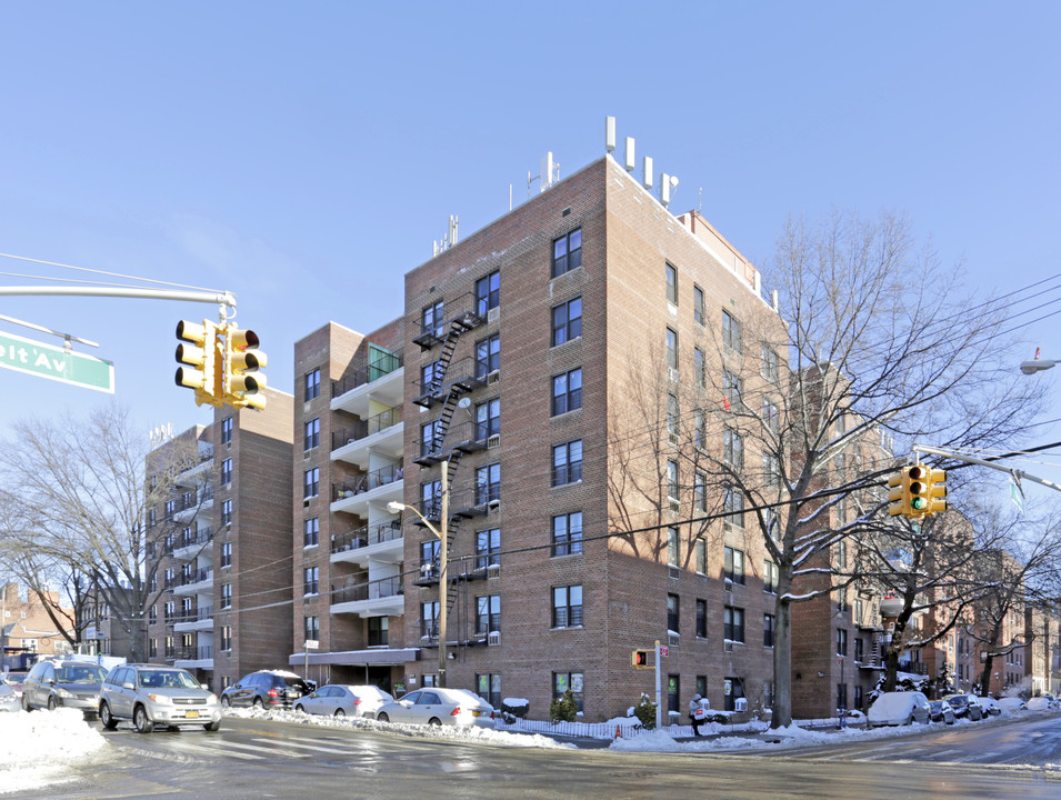 3825 Parsons Blvd in Flushing, NY - Building Photo