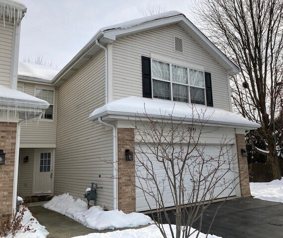 2441 Stoughton Cir in Aurora, IL - Building Photo