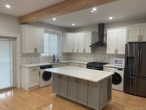 81-34 169th St in Queens, NY - Building Photo - Building Photo