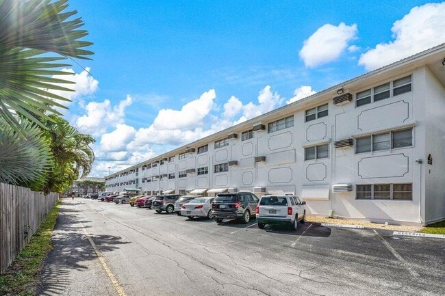 2455 NE 51st St, Unit E102 in Fort Lauderdale, FL - Building Photo - Building Photo