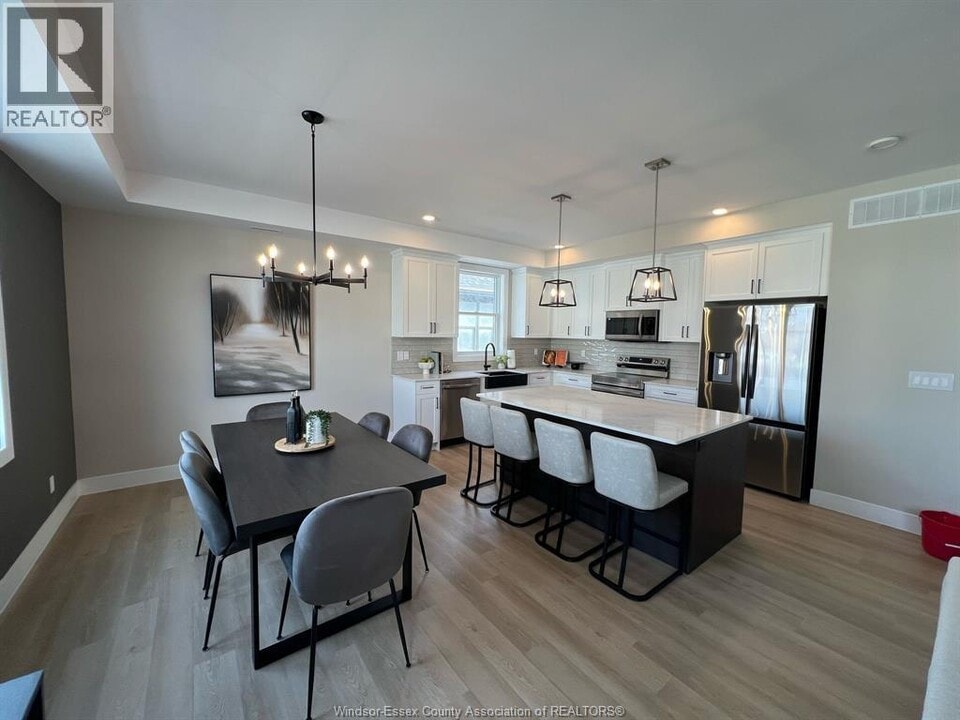 2380 Dominion Blvd in Windsor, ON - Building Photo