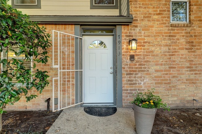 7913 Ellinger Ln in Houston, TX - Building Photo - Building Photo