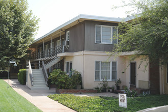 1120 N Monterey St in Alhambra, CA - Foto de edificio - Building Photo