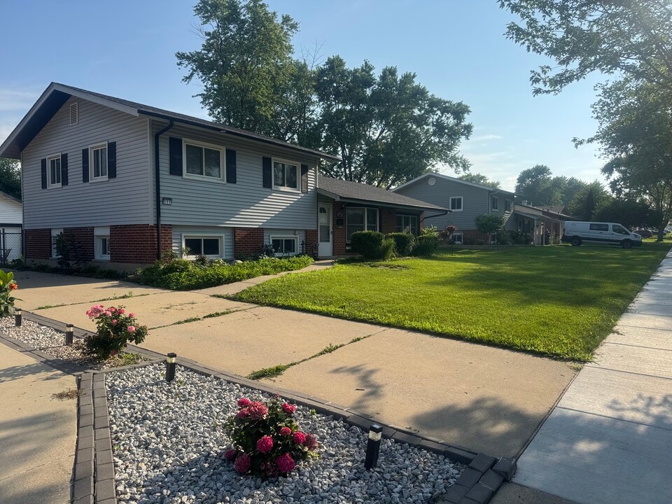 555 Baxter Ln, Unit Basement in Hoffman Estates, IL - Building Photo