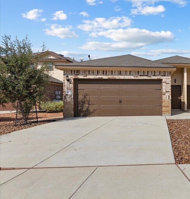 9213 Groff Lndg-Unit -1 in Converse, TX - Building Photo - Building Photo