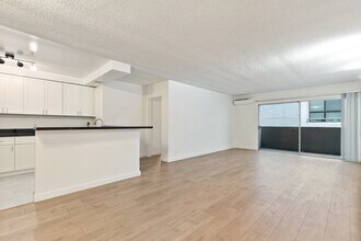 642 N West Knoll Dr. Apartments in West Hollywood, CA - Building Photo - Building Photo