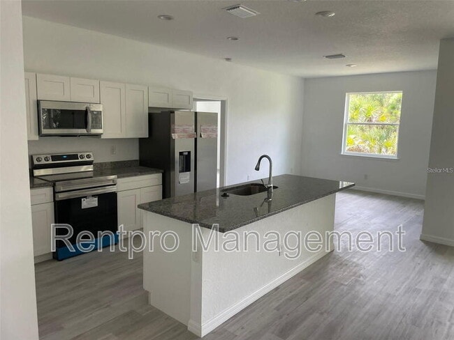 2805 Wells Ave in North Port, FL - Foto de edificio - Building Photo
