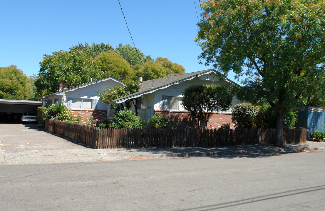 1542 Camden Ct in Santa Rosa, CA - Foto de edificio