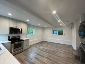 4514 SW Cullen Blvd in Portland, OR - Building Photo - Building Photo