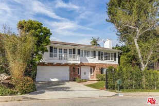 17481 Tramonto Dr in Los Angeles, CA - Building Photo