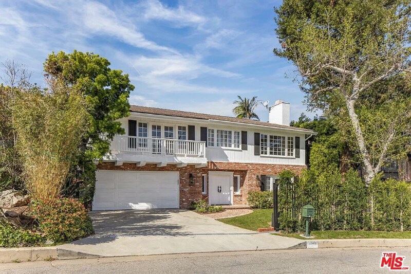 17481 Tramonto Dr in Los Angeles, CA - Foto de edificio