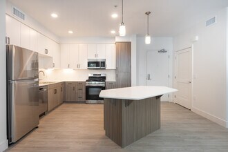 Enzo in Irvine, CA - Foto de edificio - Interior Photo