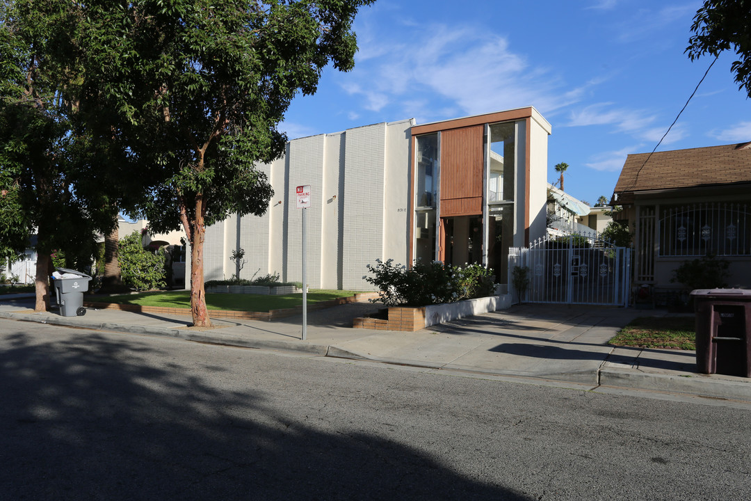 831 E Windsor Rd in Glendale, CA - Building Photo