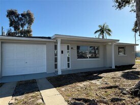 4005 Dalwood Dr in Holiday, FL - Building Photo