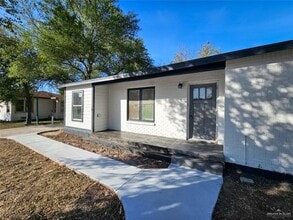 15 Redwood Ave in McAllen, TX - Foto de edificio - Building Photo