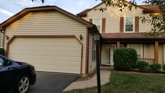 1722 Ranchview Dr in Naperville, IL - Building Photo