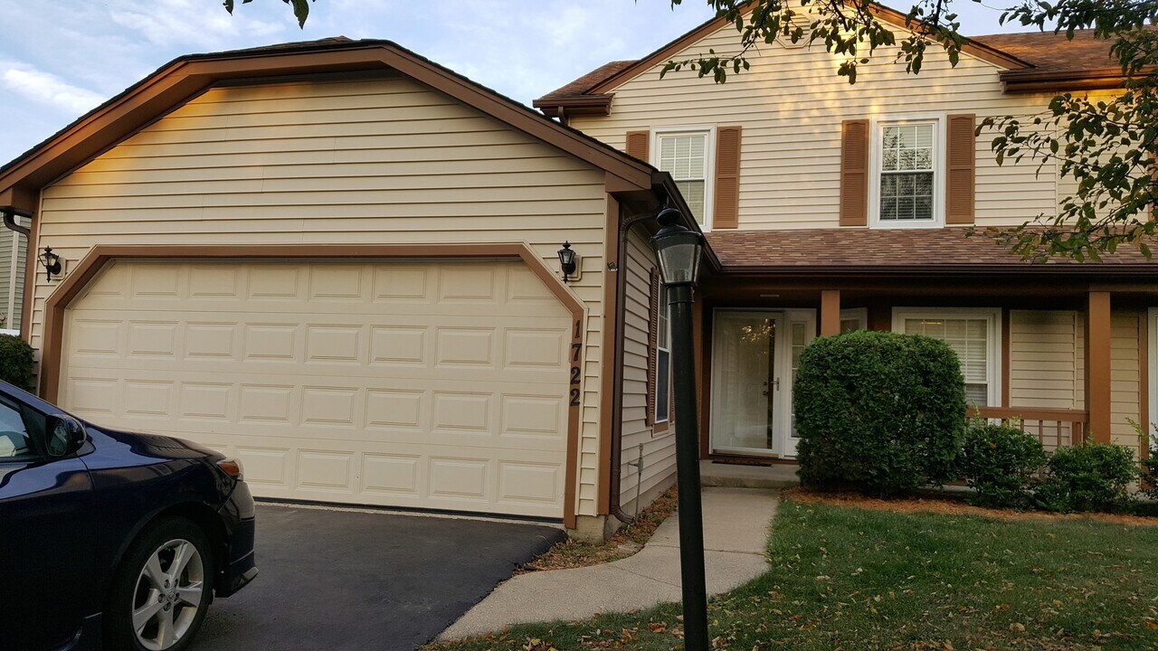 1722 Ranchview Dr in Naperville, IL - Building Photo