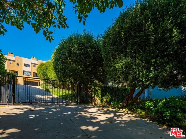 3023 Berkeley Ave in Los Angeles, CA - Building Photo - Building Photo