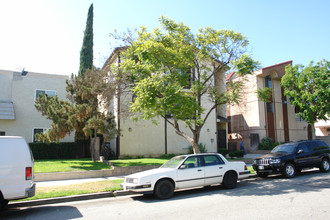 121 S Cedar St in Glendale, CA - Building Photo - Building Photo