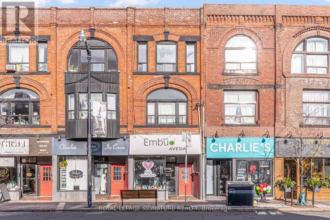 3038 Dundas St W in Toronto, ON - Building Photo