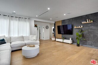 6610 Farralone Ave in Los Angeles, CA - Building Photo - Building Photo