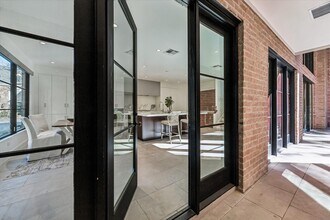 10 S Briar Hollow Ln in Houston, TX - Building Photo - Building Photo