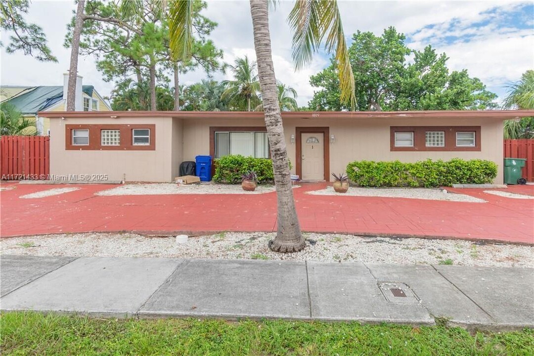 1809 SW 10th St in Fort Lauderdale, FL - Building Photo