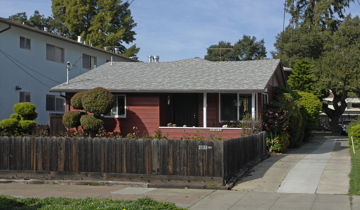 2133 Clinton Ave in Alameda, CA - Building Photo