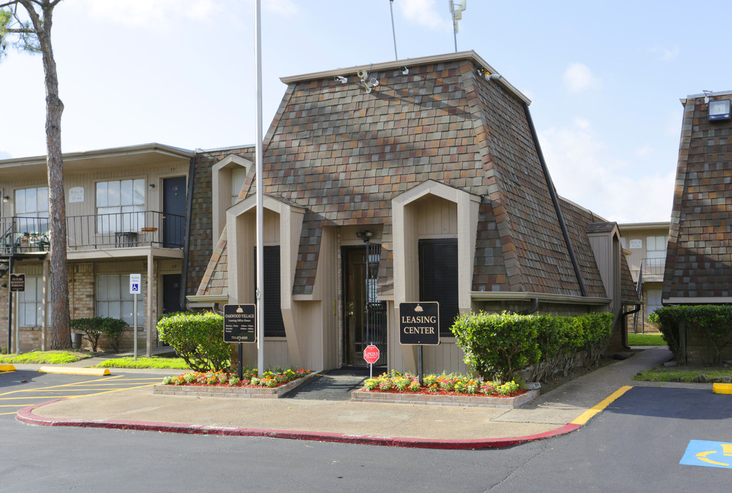 Oakwood Village Apartments in Pasadena, TX - Building Photo