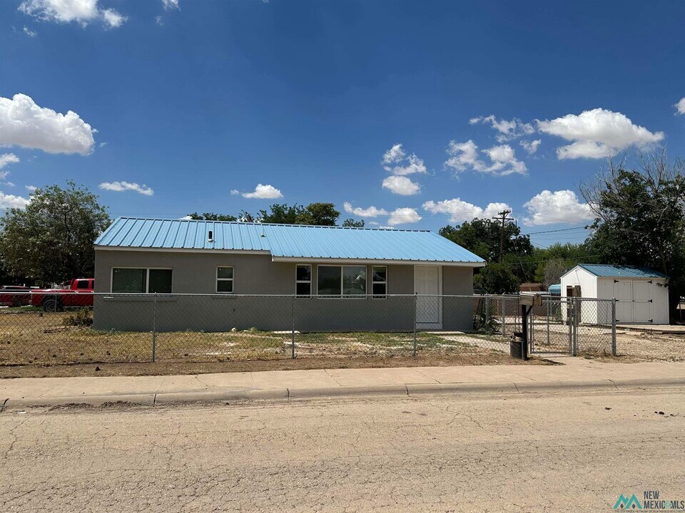 910 S 4th St in Artesia, NM - Building Photo