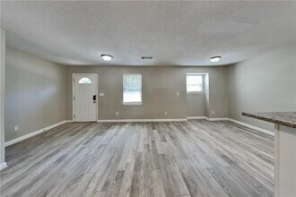 4956 W Ridge Dr in Douglasville, GA - Building Photo - Building Photo