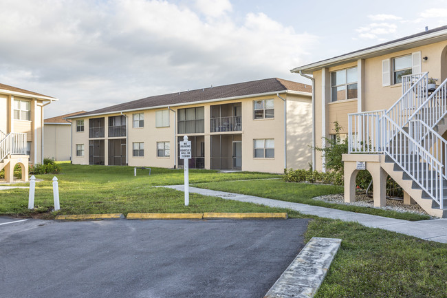 The Pines of Deep Creek in Punta Gorda, FL - Foto de edificio - Building Photo