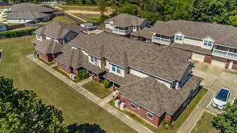 1203 Lovett St in Tomball, TX - Building Photo